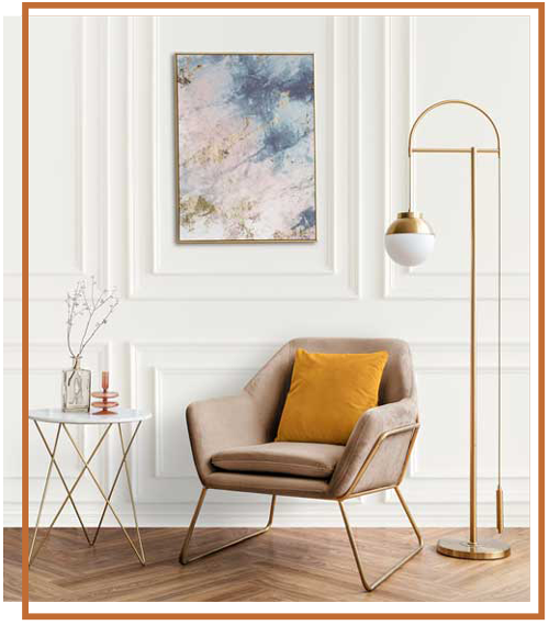 exemple de décoration d'intérieur avec une petite table , un fauteuil, un lampadaire ainsi qu'un tableau accroché au mur.